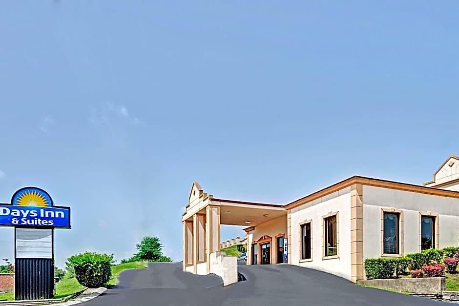 Super 8 By Wyndham Near Downtown / I-40 Hotel 2*