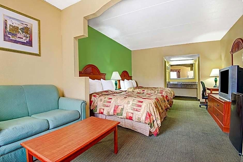 Super 8 By Wyndham Near Downtown / I-40 Hotel 2*