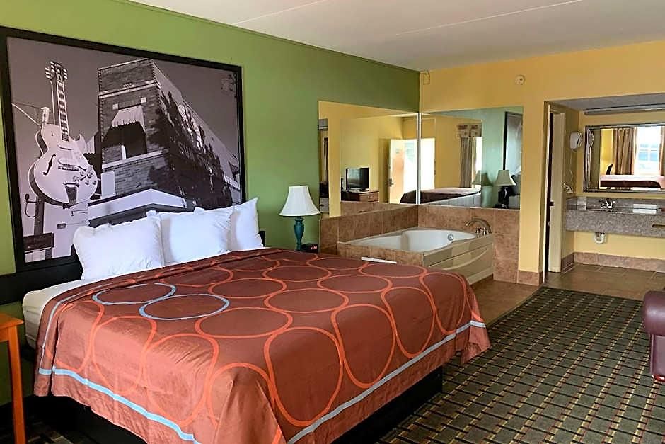 Super 8 By Wyndham Near Downtown / I-40