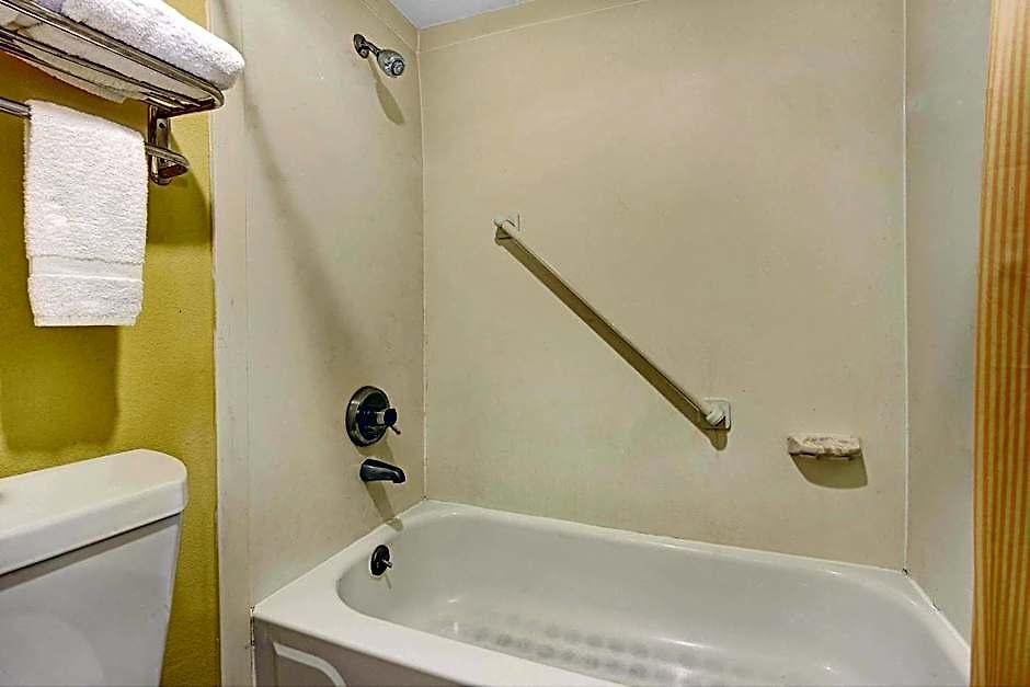 Super 8 By Wyndham Near Downtown / I-40 Hotel 2*
