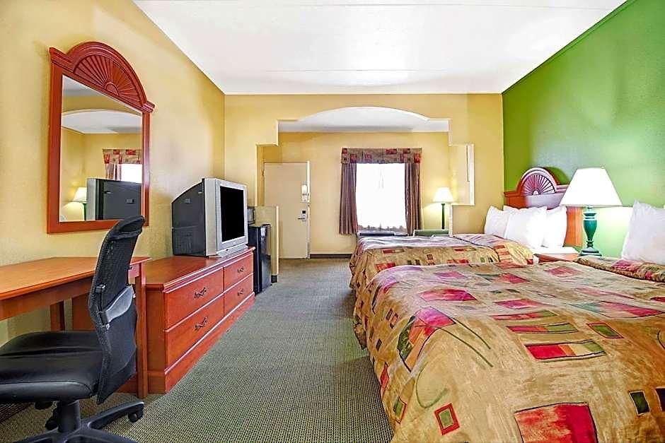 Hotel Super 8 By Wyndham Near Downtown / I-40 2*