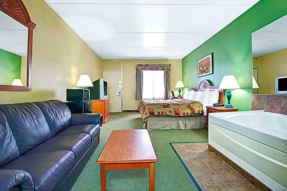 Hotel Super 8 By Wyndham Near Downtown / I-40