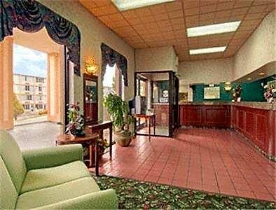 Hotel Super 8 By Wyndham Near Downtown / I-40