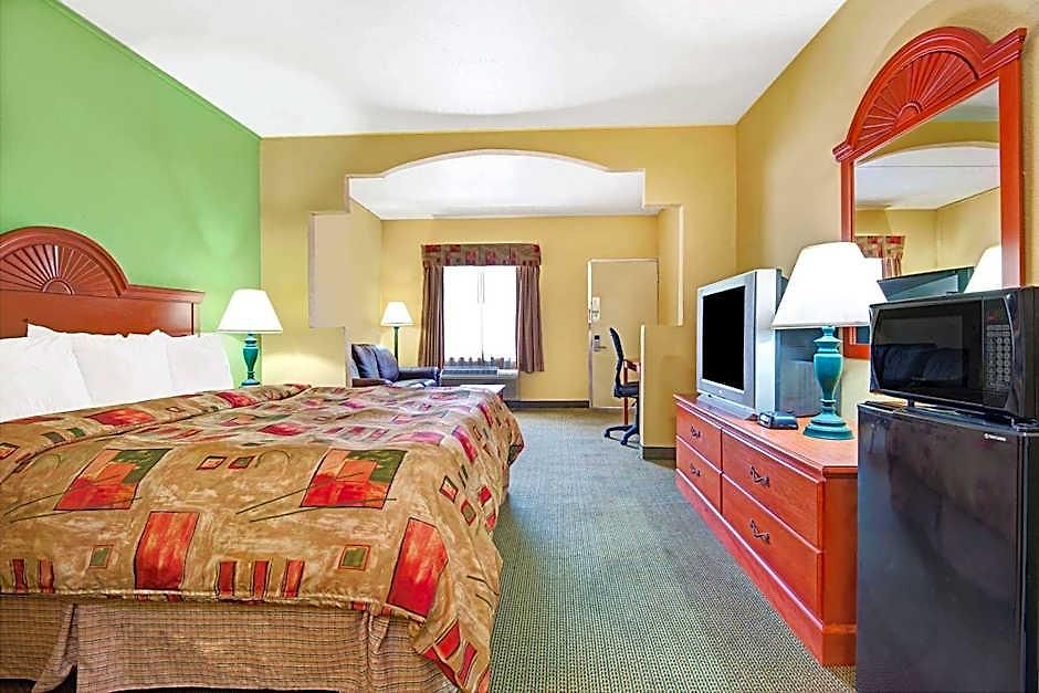 Super 8 By Wyndham Near Downtown / I-40 Hotel 2*