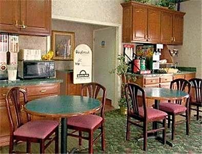 Super 8 By Wyndham Near Downtown / I-40