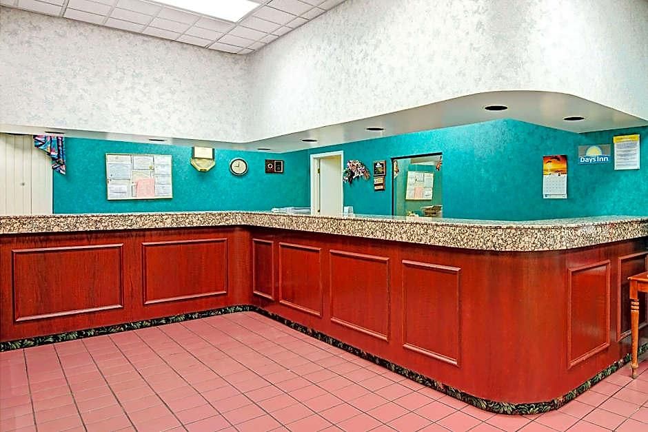 Super 8 By Wyndham Near Downtown / I-40 Hotel