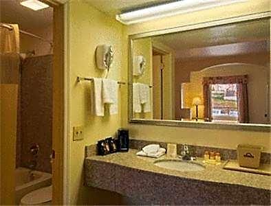 Hotel Super 8 By Wyndham Near Downtown / I-40