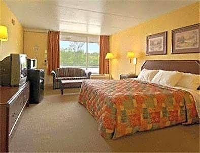 Super 8 By Wyndham Near Downtown / I-40 Hotel 2*