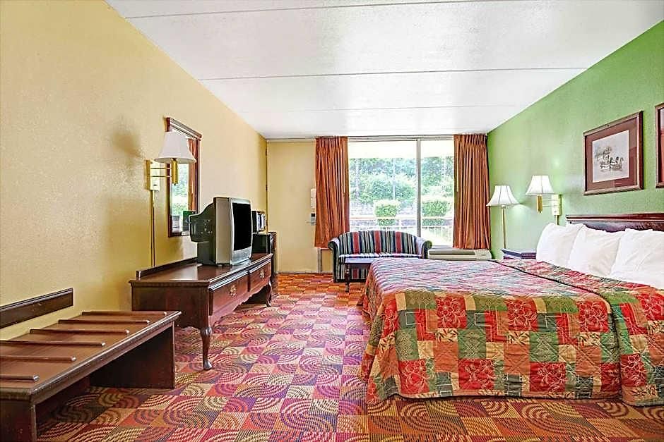 Super 8 By Wyndham Near Downtown / I-40 Hotel 2*