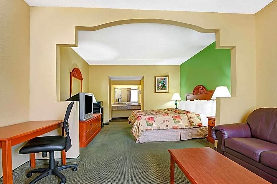Super 8 By Wyndham Near Downtown / I-40 Nashville