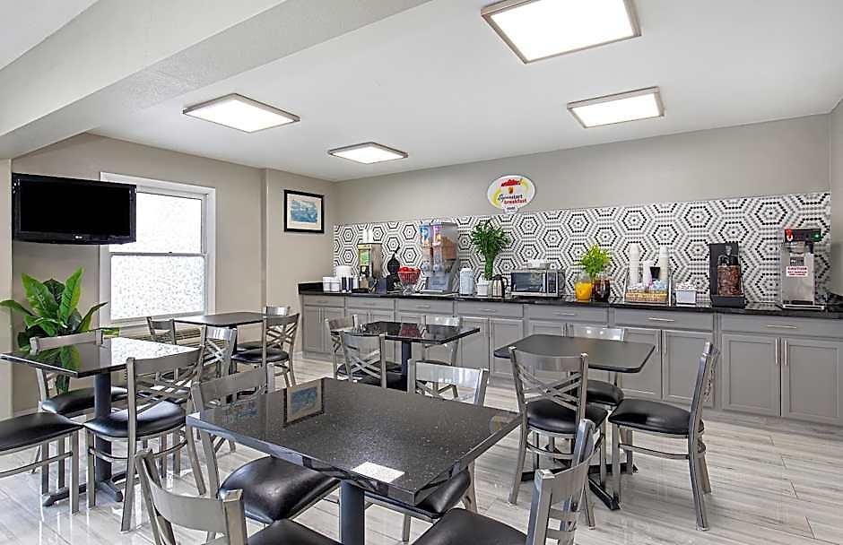 Super 8 By Wyndham West Hotel 2*