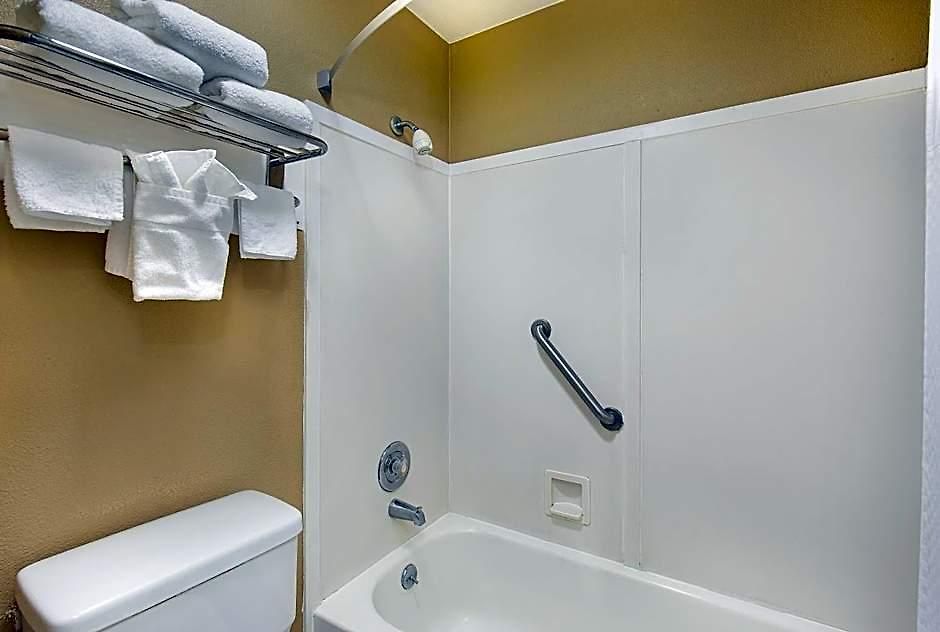 Super 8 By Wyndham West Hotel 2*