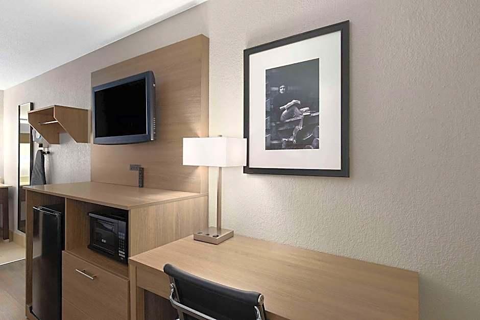 Baymont By Wyndham Airport Hotel