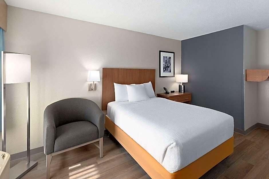 Baymont By Wyndham Airport 2*