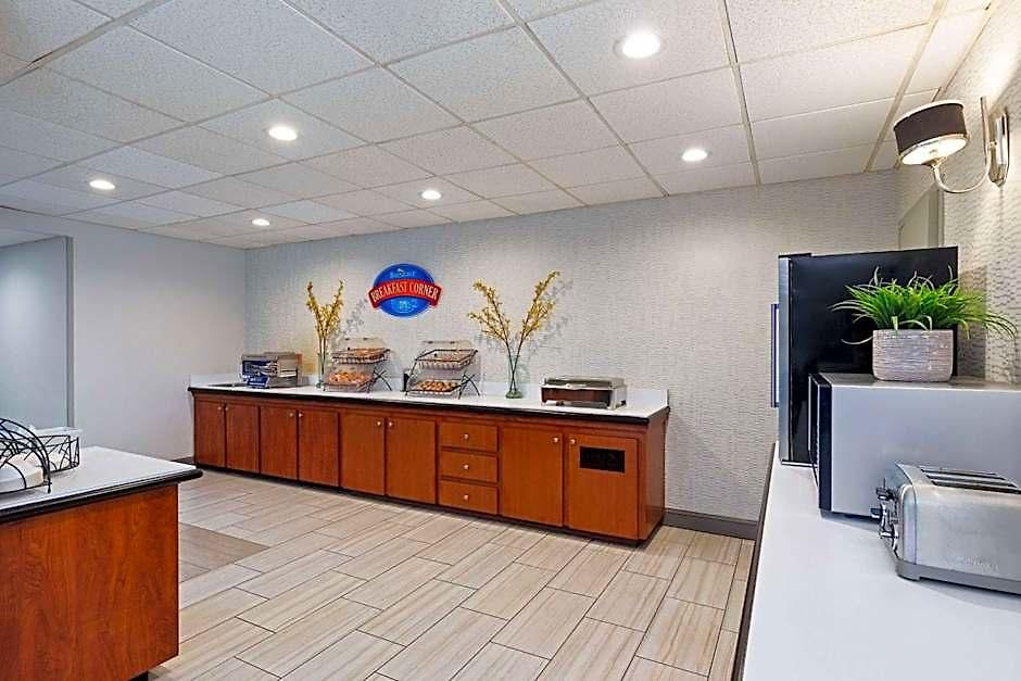 Baymont By Wyndham Airport Hotel 2*