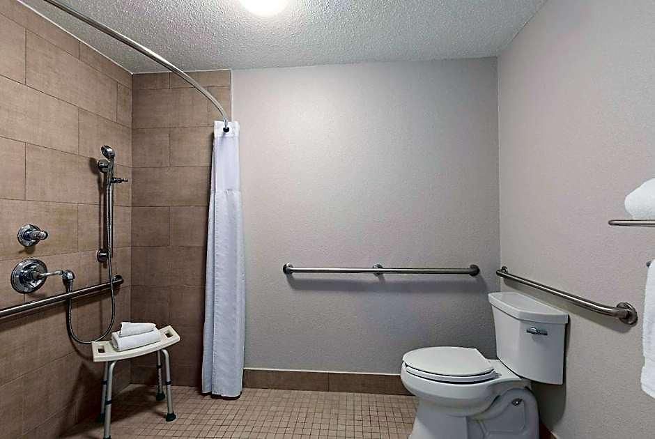 Baymont By Wyndham Airport Hotel 2*