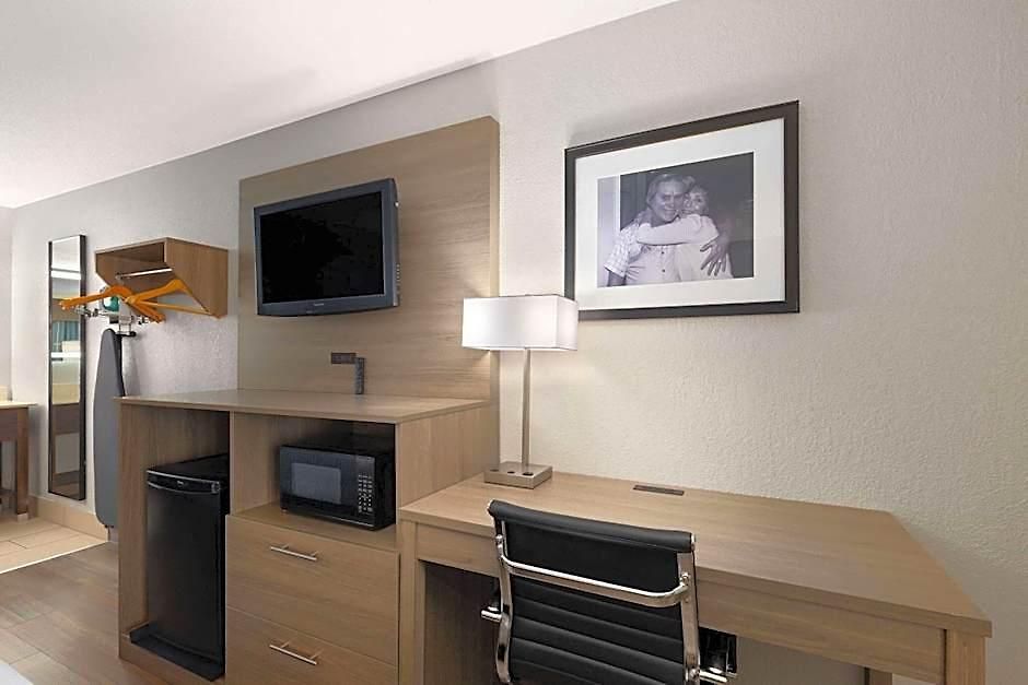 Baymont By Wyndham Airport Hotel Nashville