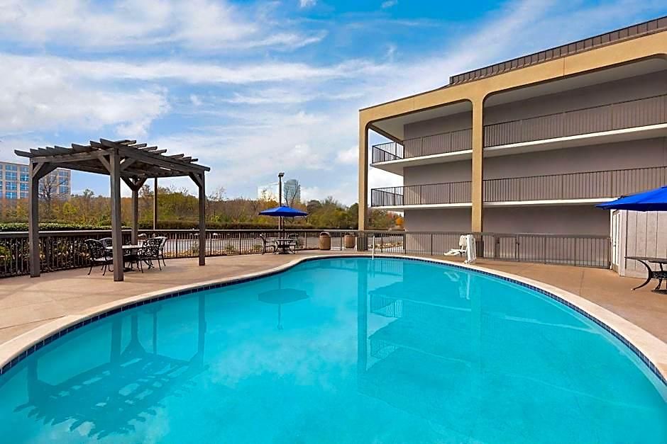 Hotel Baymont By Wyndham Airport 2*