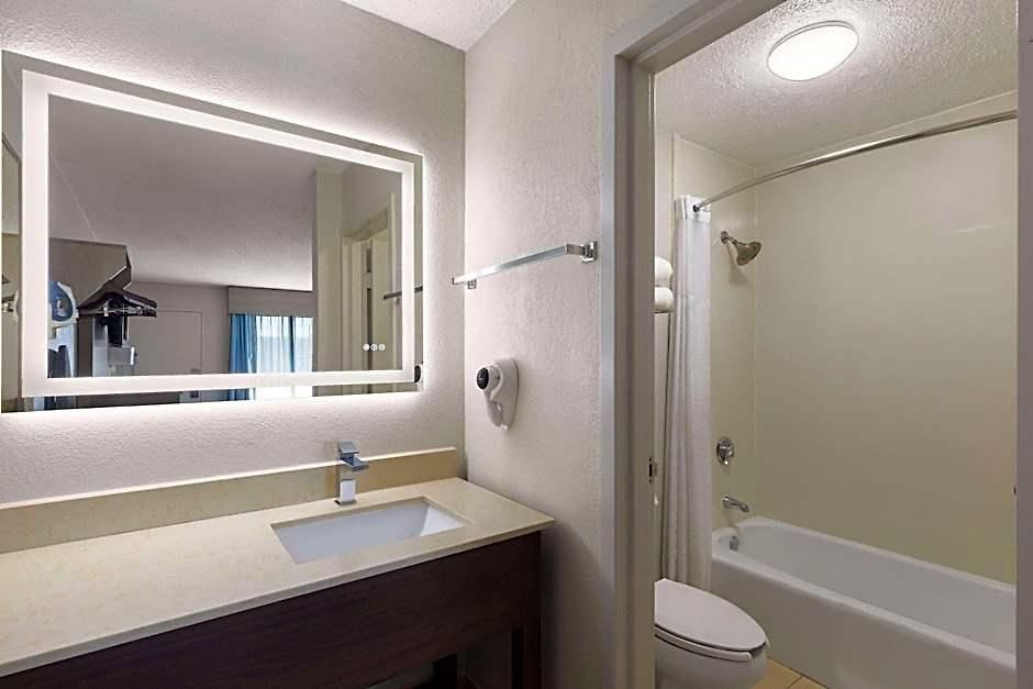 Baymont By Wyndham Airport