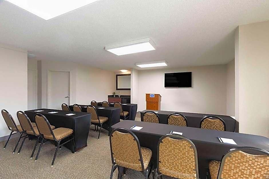 Hotel Baymont By Wyndham Airport 2*