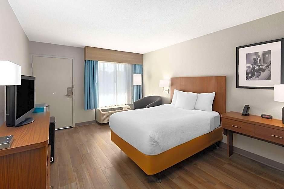 Hotel Baymont By Wyndham Airport 2*