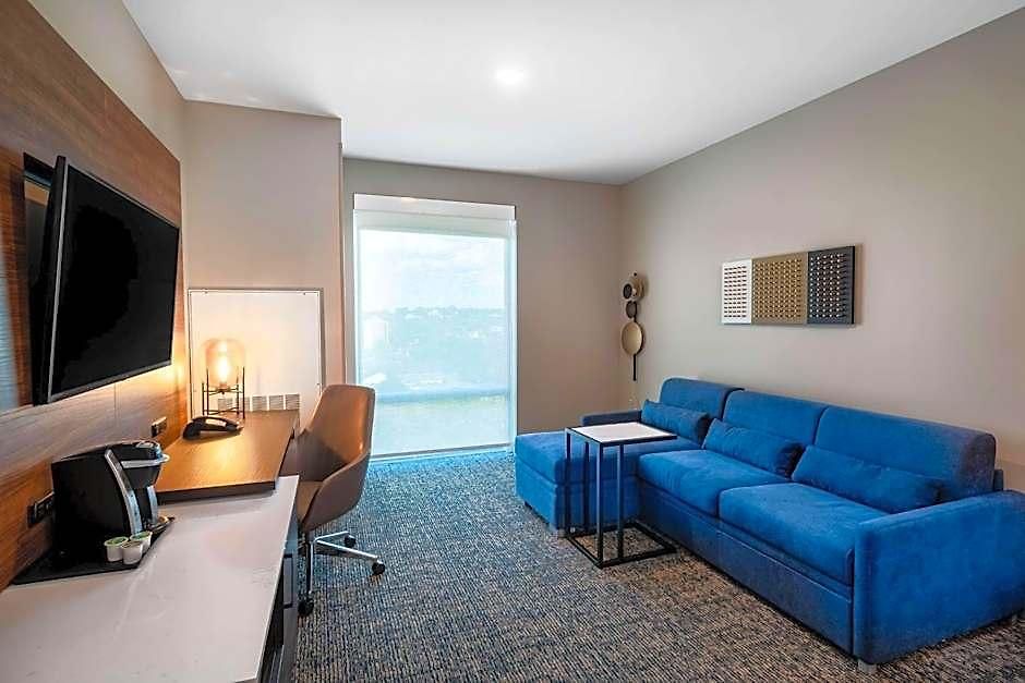 La Quinta & By Wyndham Downtown Stadium Hotel Nashville