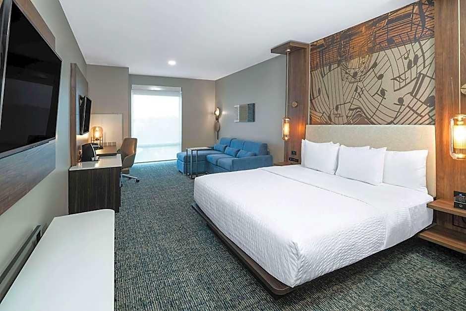 La Quinta & By Wyndham Downtown Stadium Nashville