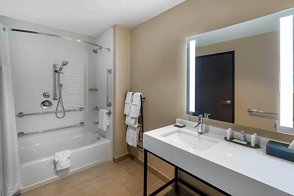 La Quinta & By Wyndham Downtown Stadium Hotel