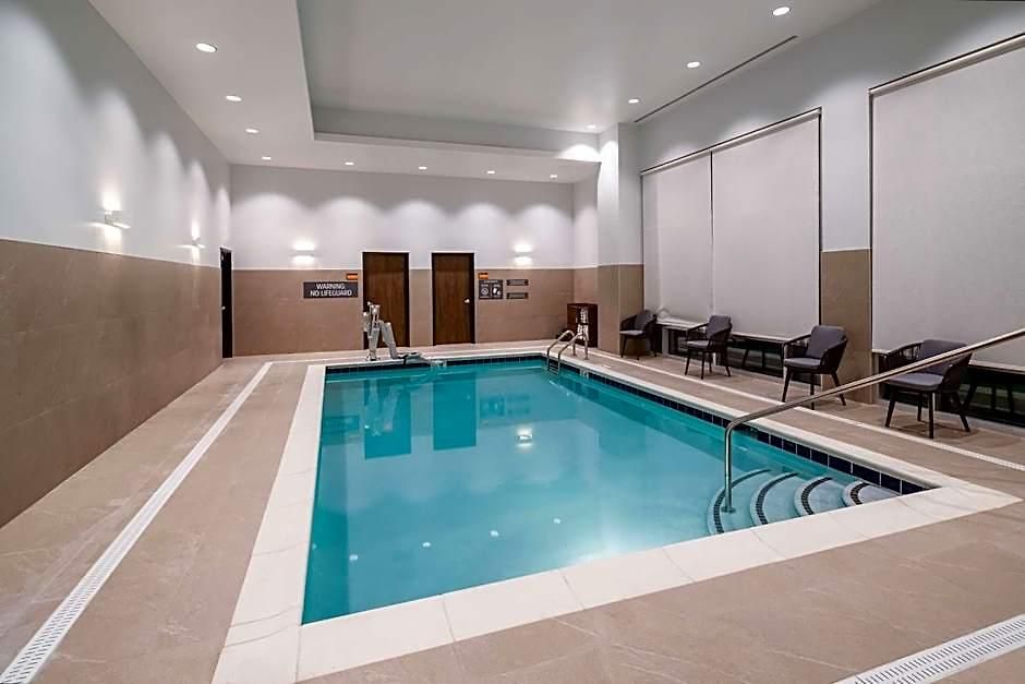 La Quinta & By Wyndham Downtown Stadium Hotel