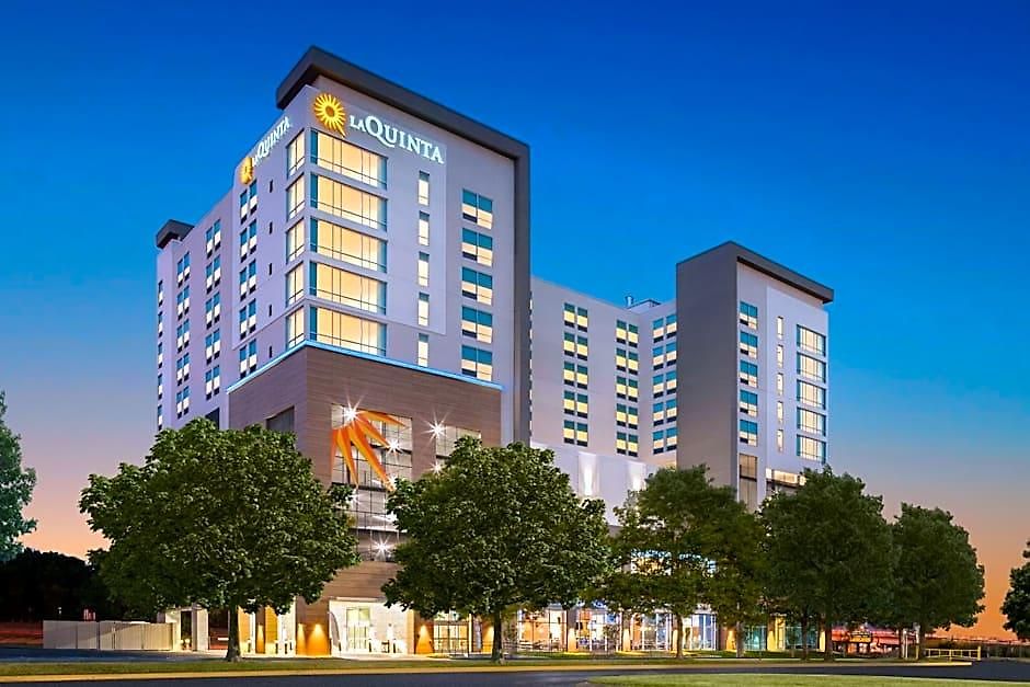 La Quinta & By Wyndham Downtown Stadium Nashville