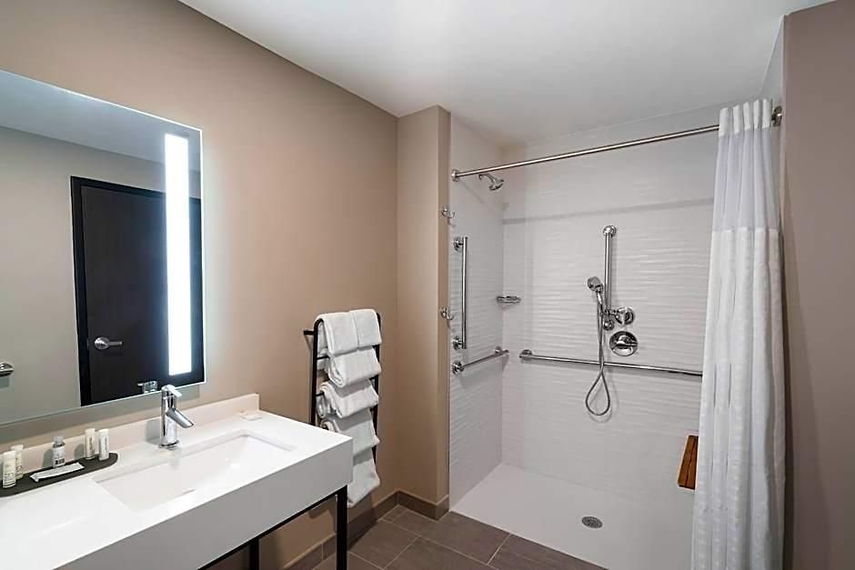 La Quinta & By Wyndham Downtown Stadium Hotel