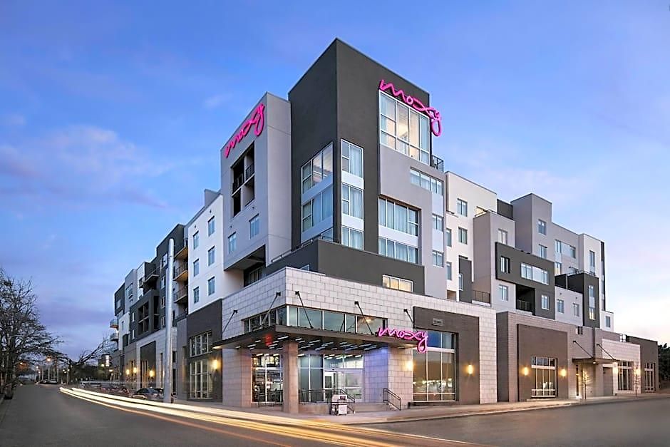 Moxy Vanderbilt Area