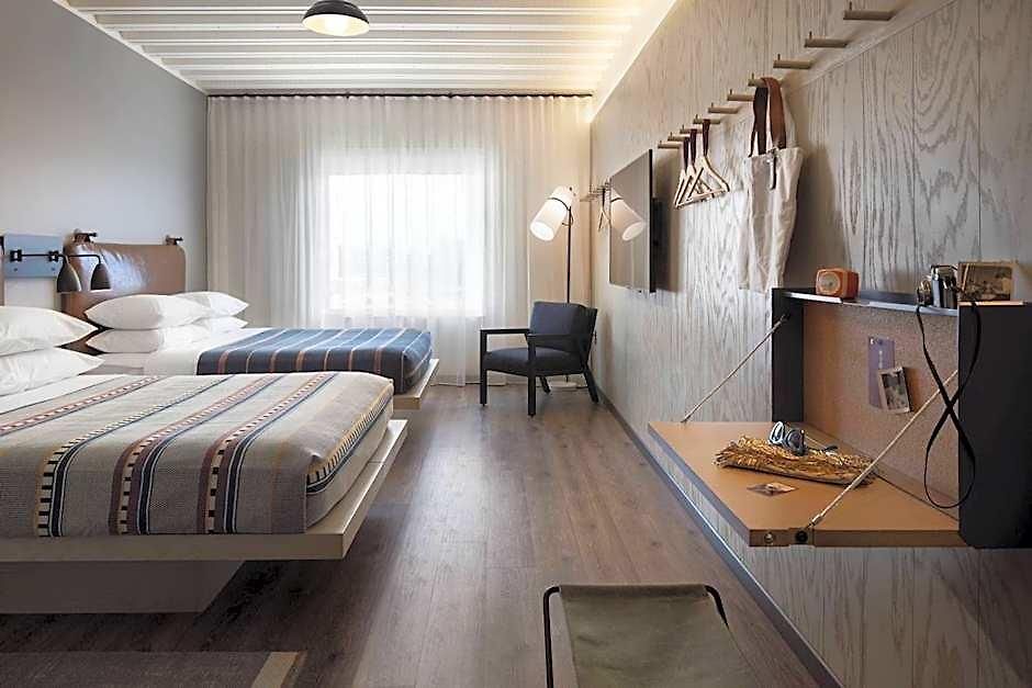 Moxy Vanderbilt Area Hotel 3*