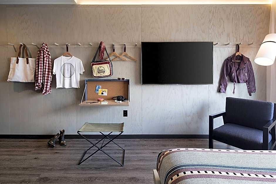 Moxy Vanderbilt Area Hotel 3*