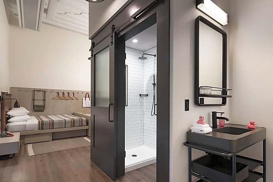 Moxy Vanderbilt Area