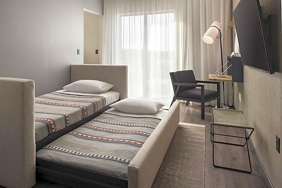 Hotel Moxy Vanderbilt Area