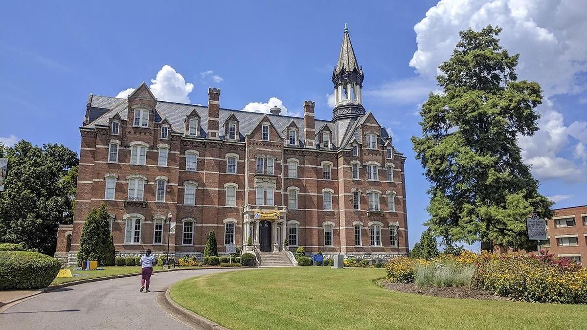 Stylish 3 Bed Retreat, Rooftop, Parking, Sleeps 10, Ensuite Baths, Bunk Room, Gourmet Kitchen, Cozy Living Space, Rooftop Views & Fire Table, Near Downtown, Distilleries & Marathon Village, 24 Hr Hospitality *