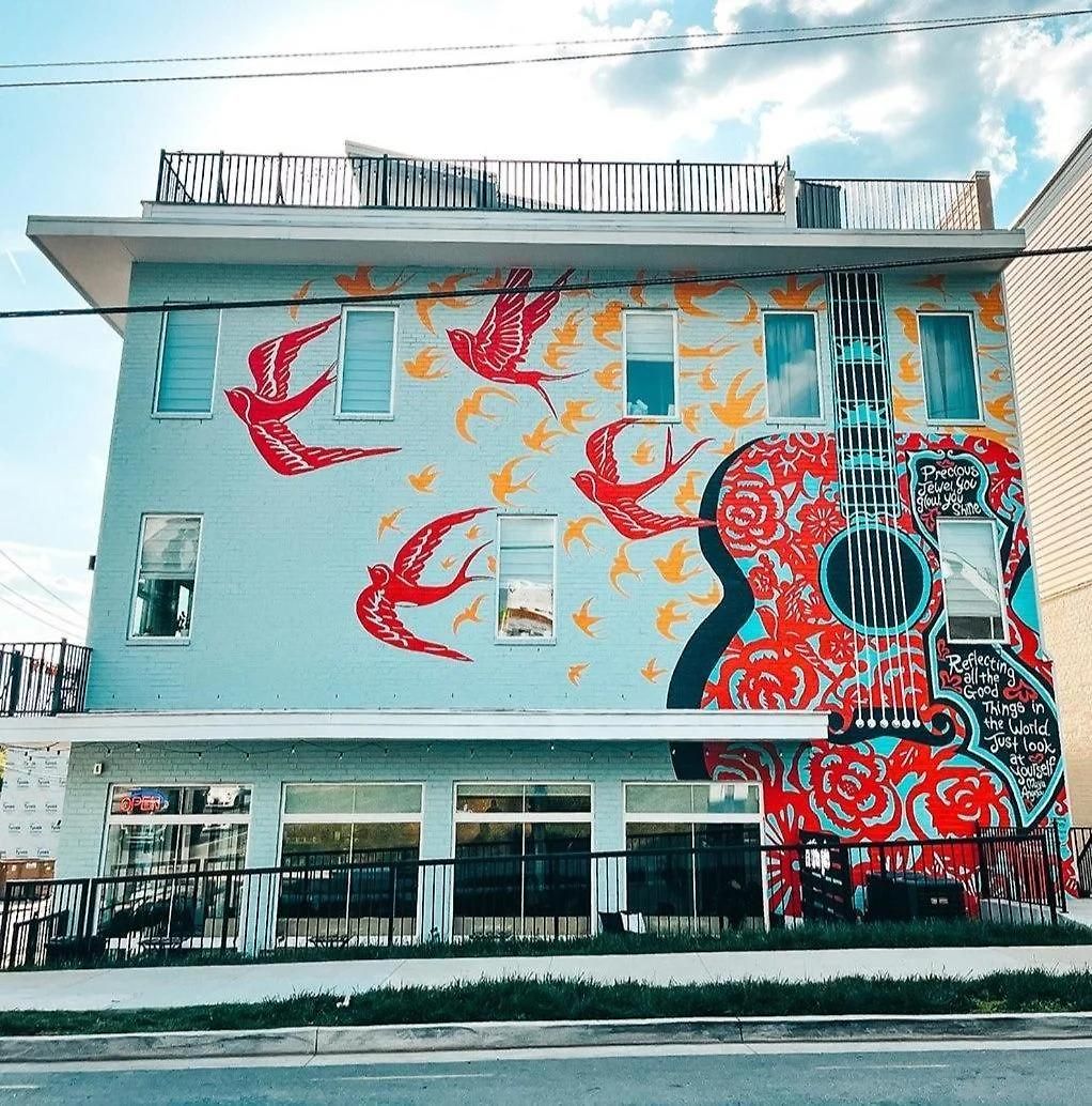 Stylish 3 Bed Retreat, Rooftop, Parking, Sleeps 10, Ensuite Baths, Bunk Room, Gourmet Kitchen, Cozy Living Space, Rooftop Views & Fire Table, Near Downtown, Distilleries & Marathon Village, 24 Hr Hospitality * Nashville