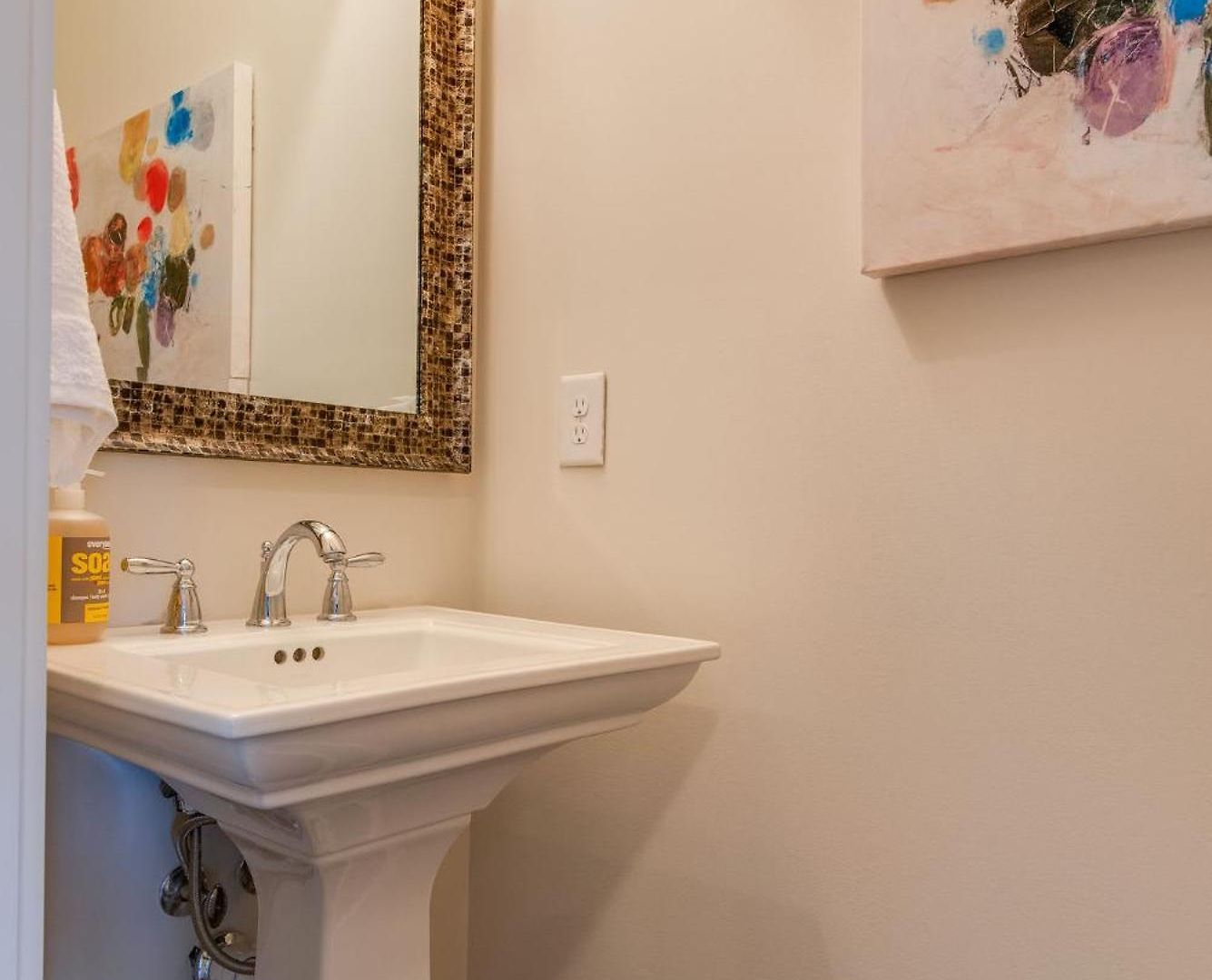 Modern 3 King Belmont Retreat With 2 Living Walk To Belmont & Vanderbilt Near Music Row The Gulch & 12th South 2 Miles To Broadway Large Dining Table Smart Tvs Parking 24 Hr Hospitality *