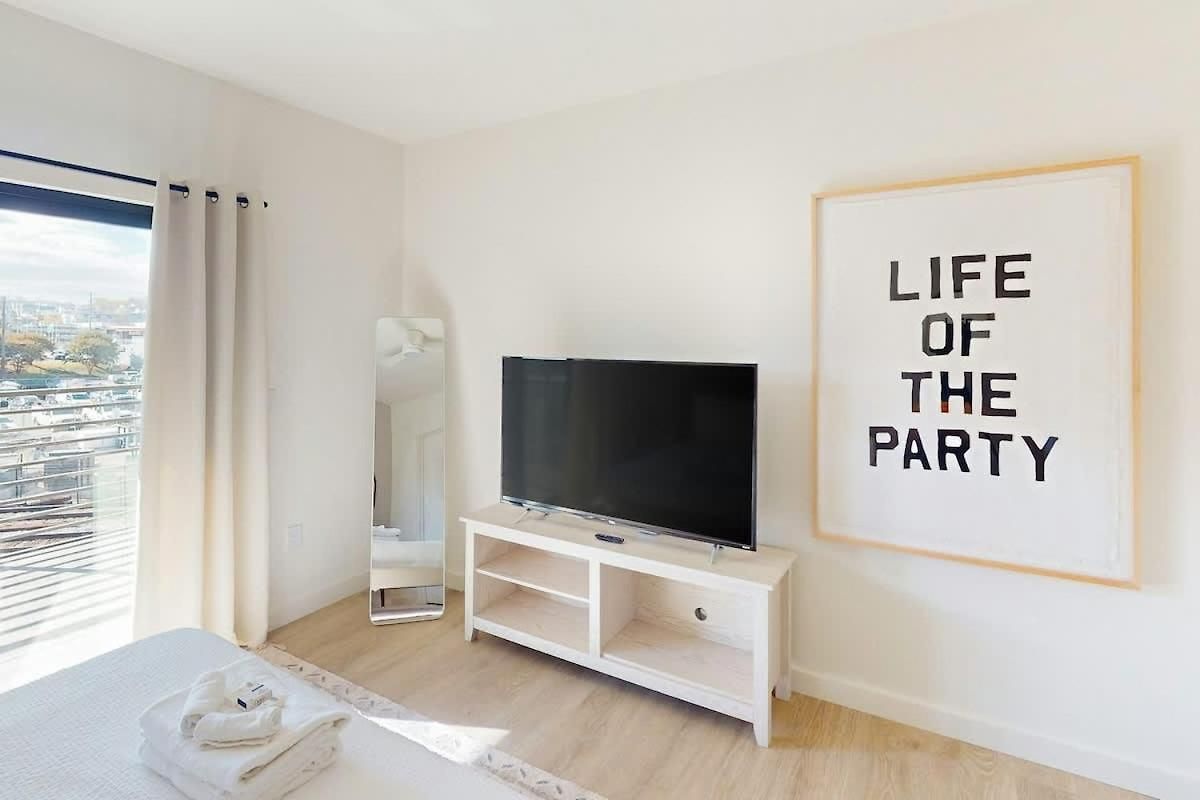 Life Of The Party, Unit #418 Nashville