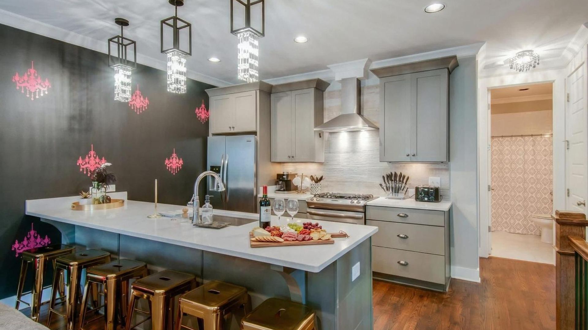 Close To The Gulch - Book Today * Nashville
