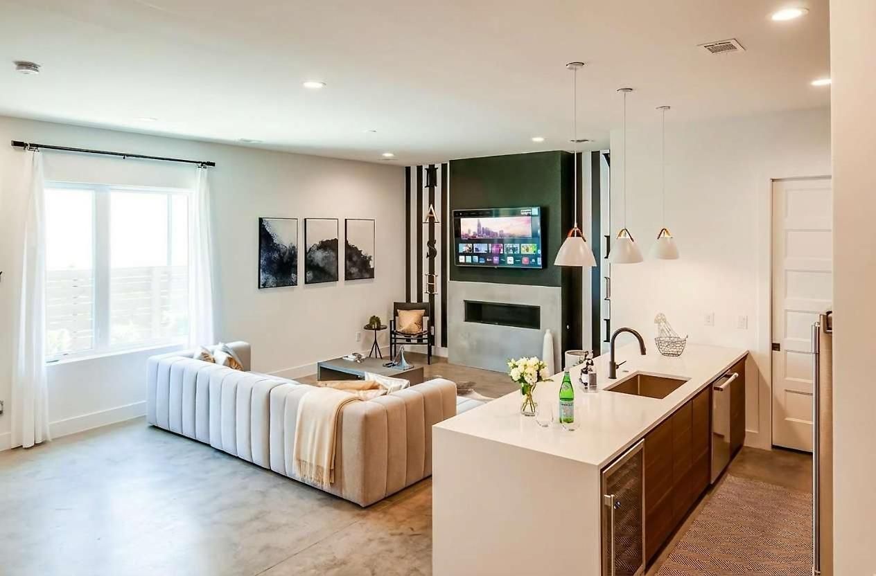 Close To The Gulch - Book Today