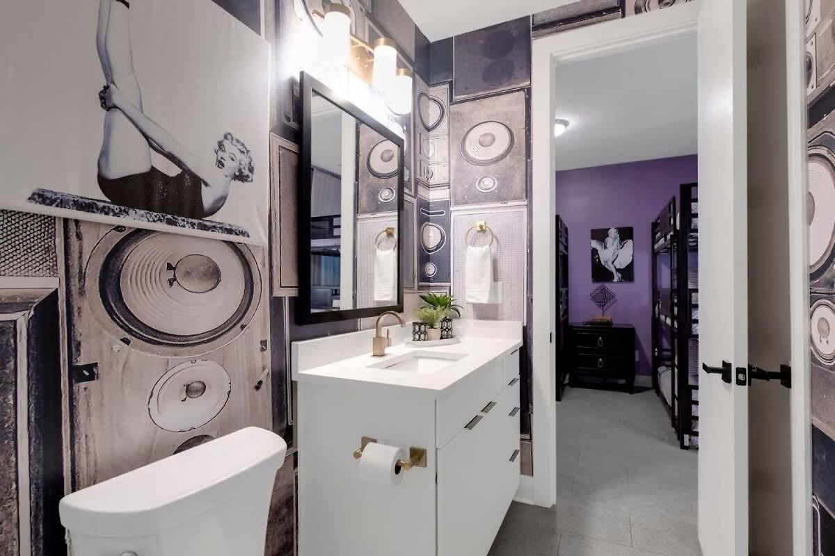 Luxury Retreat: Rooftop Hot Tub Double Deck & Game Holiday home
