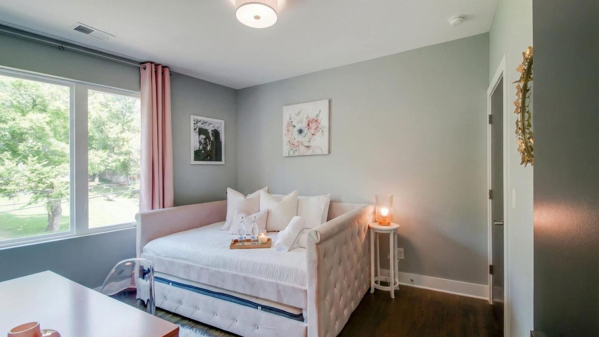 King & Queen 2 Homes - 24 Beds Views