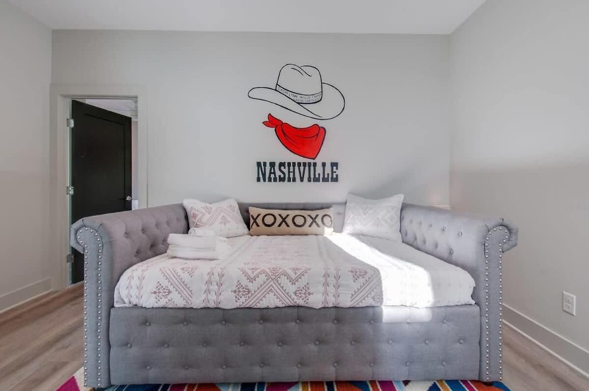 East Nash Lux - 13 Beds & Views *