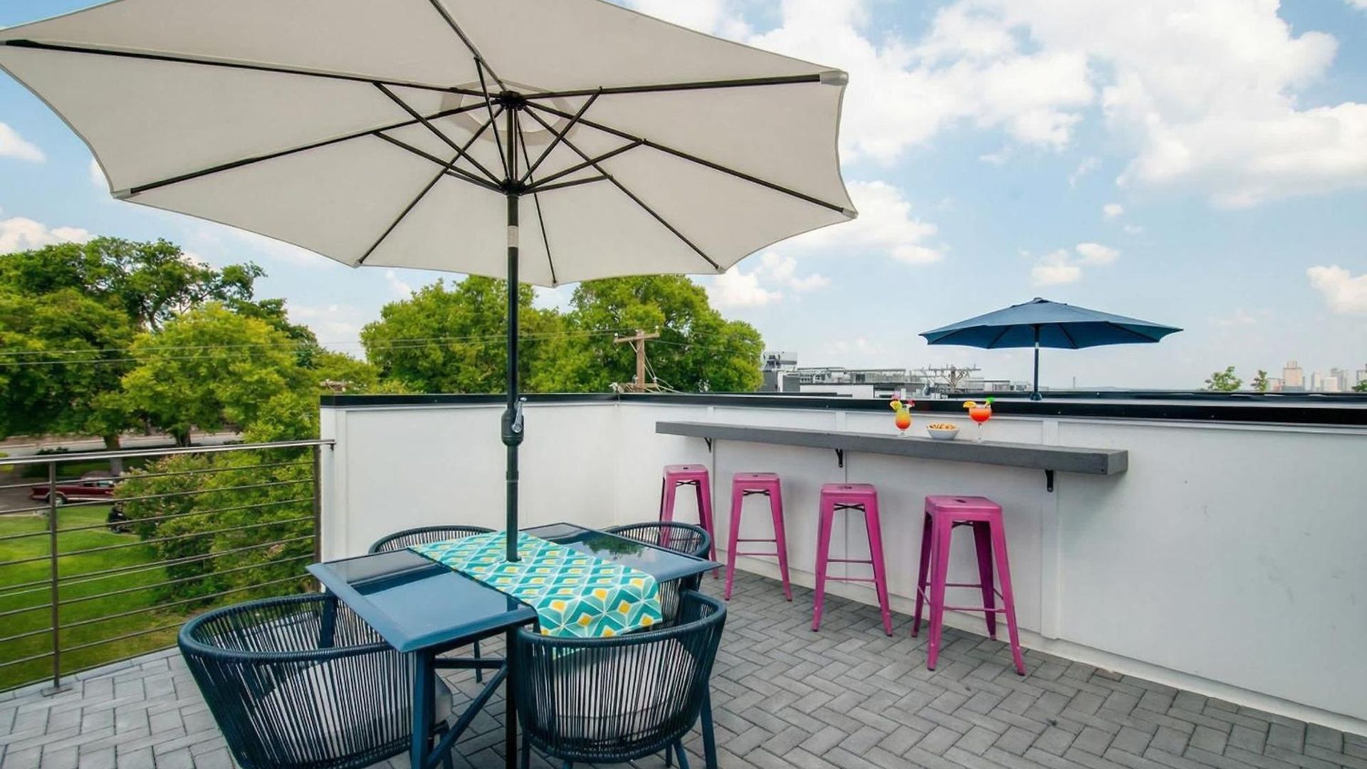 King & Queen 2 Homes - 24 Beds Views Holiday home Nashville