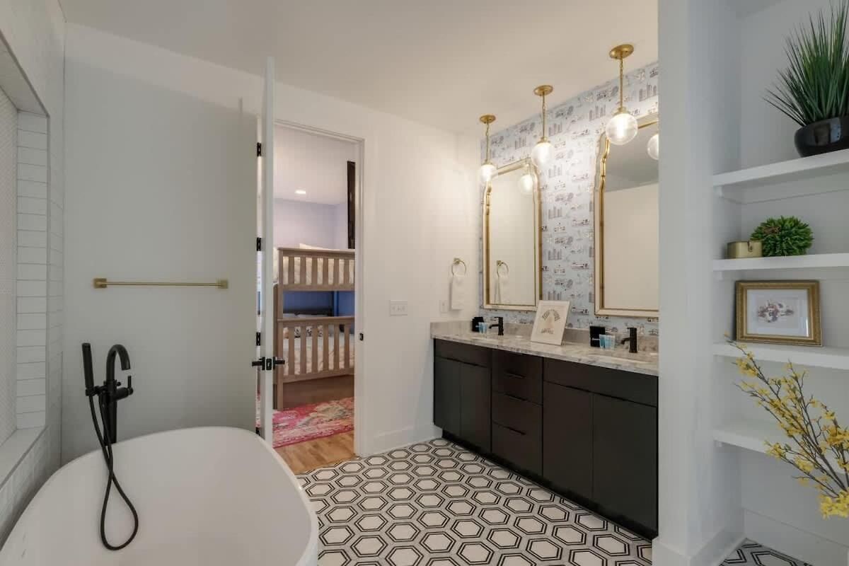 Luxury Retreat: Rooftop Hot Tub Double Deck & Game Nashville