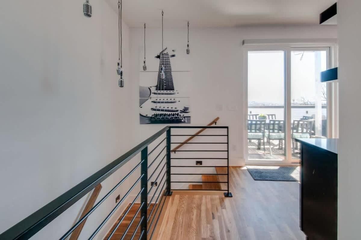 Luxury Retreat: Rooftop Hot Tub Double Deck & Game