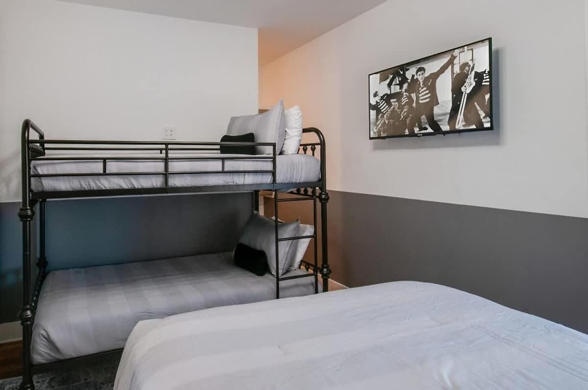 Luxury Retreat: Rooftop Hot Tub Double Deck & Game