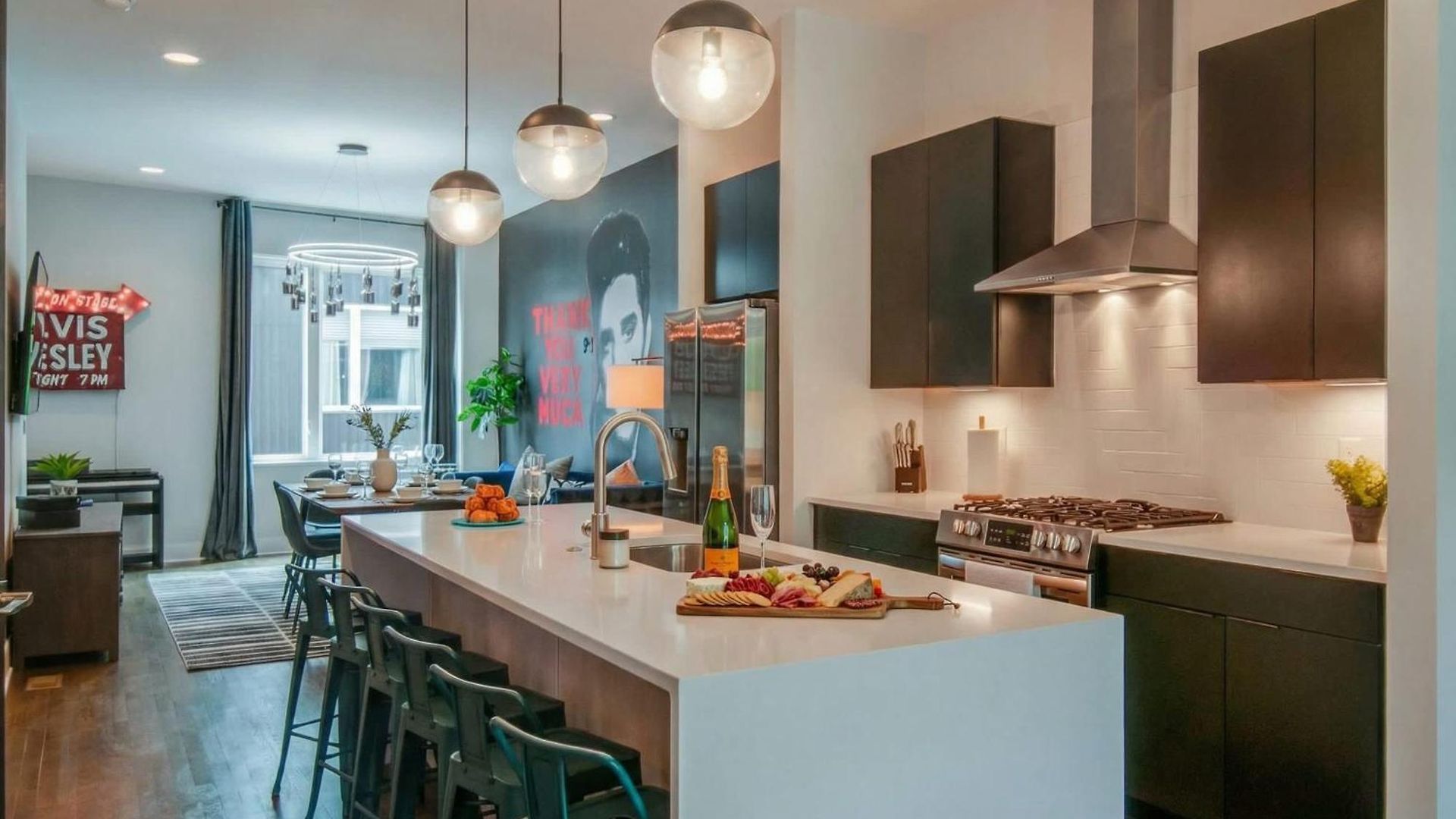 King & Queen 2 Homes - 24 Beds Views